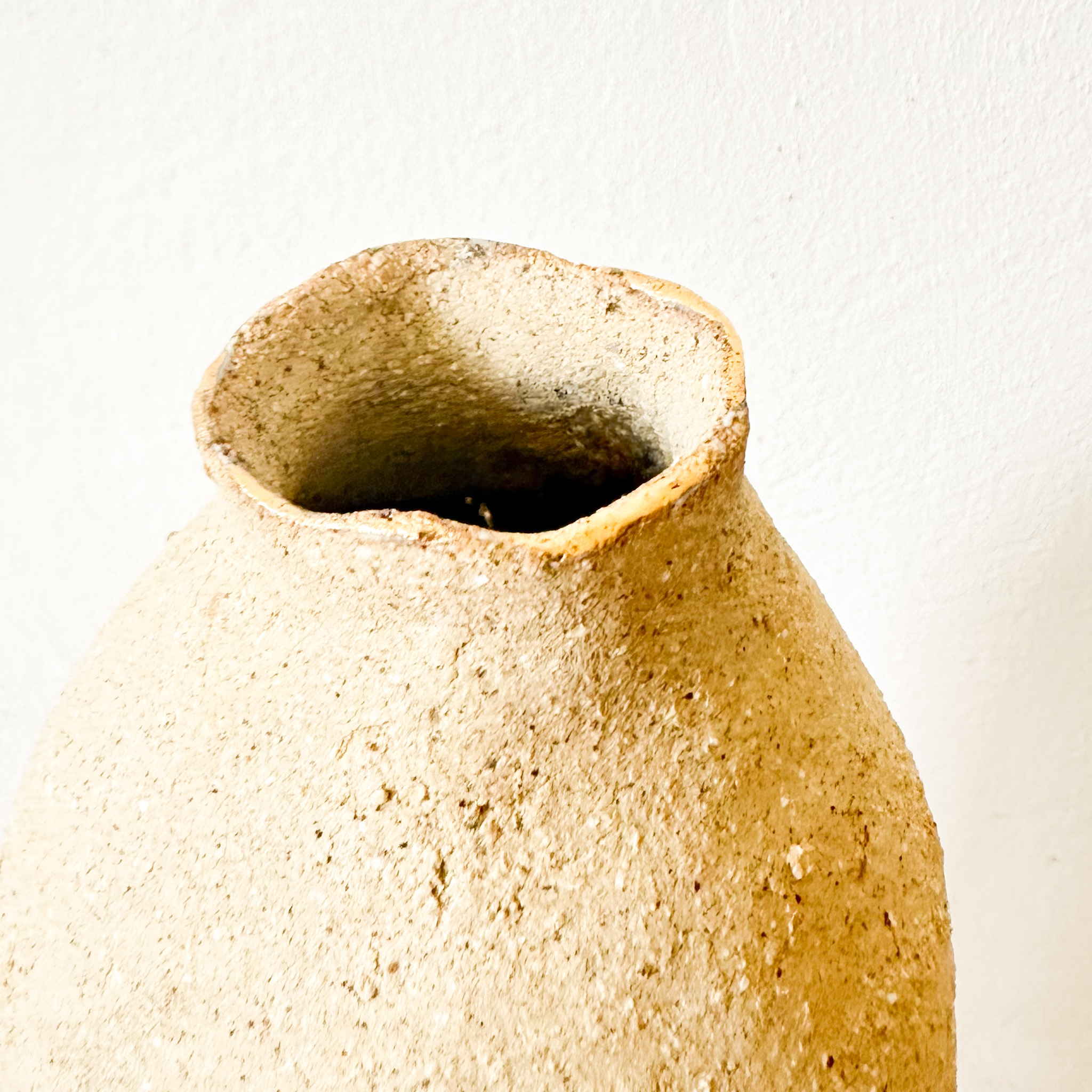 Vase terre brute bords or – Image 3