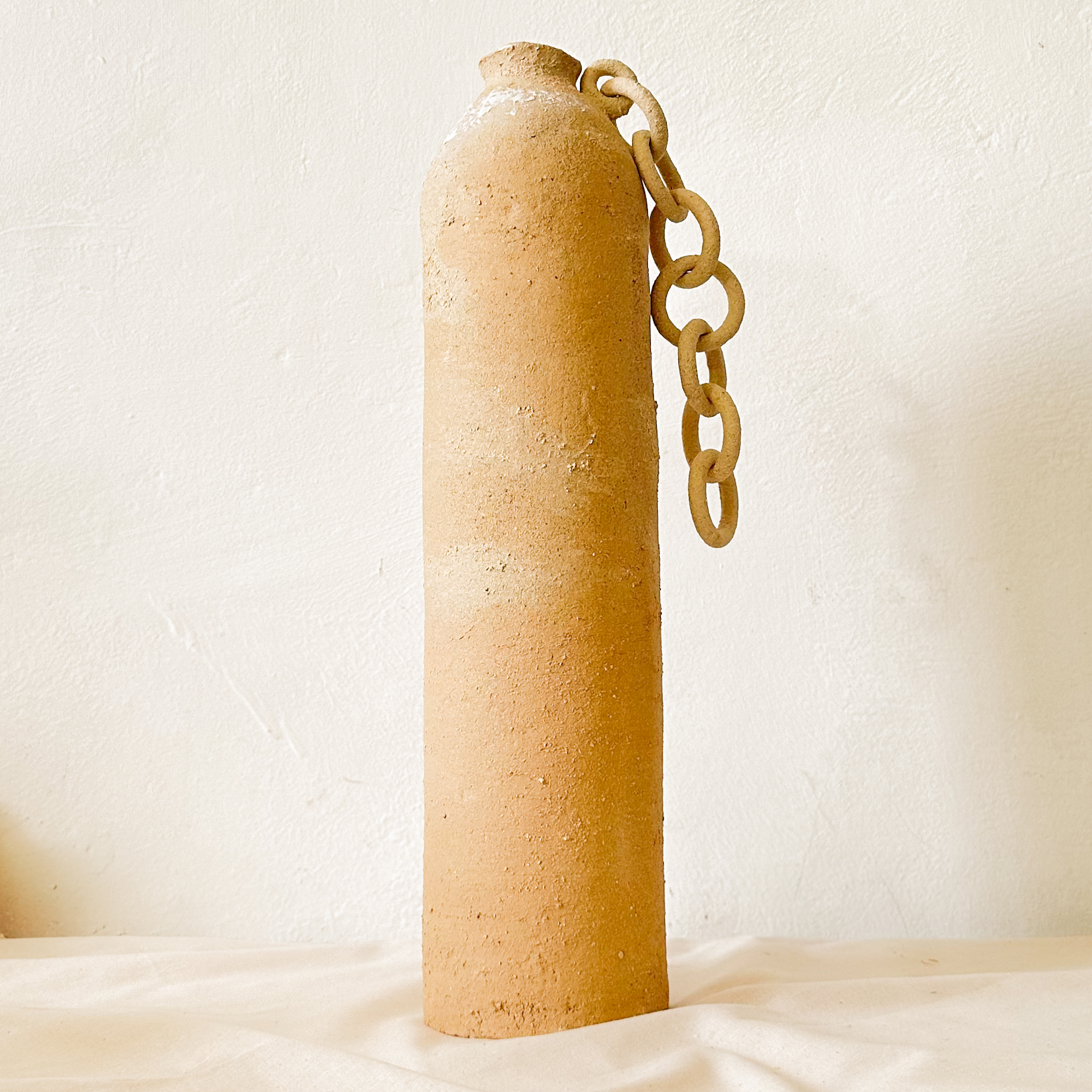 Vase Heme - en grès brut sable bords or et chaîne – Image 4