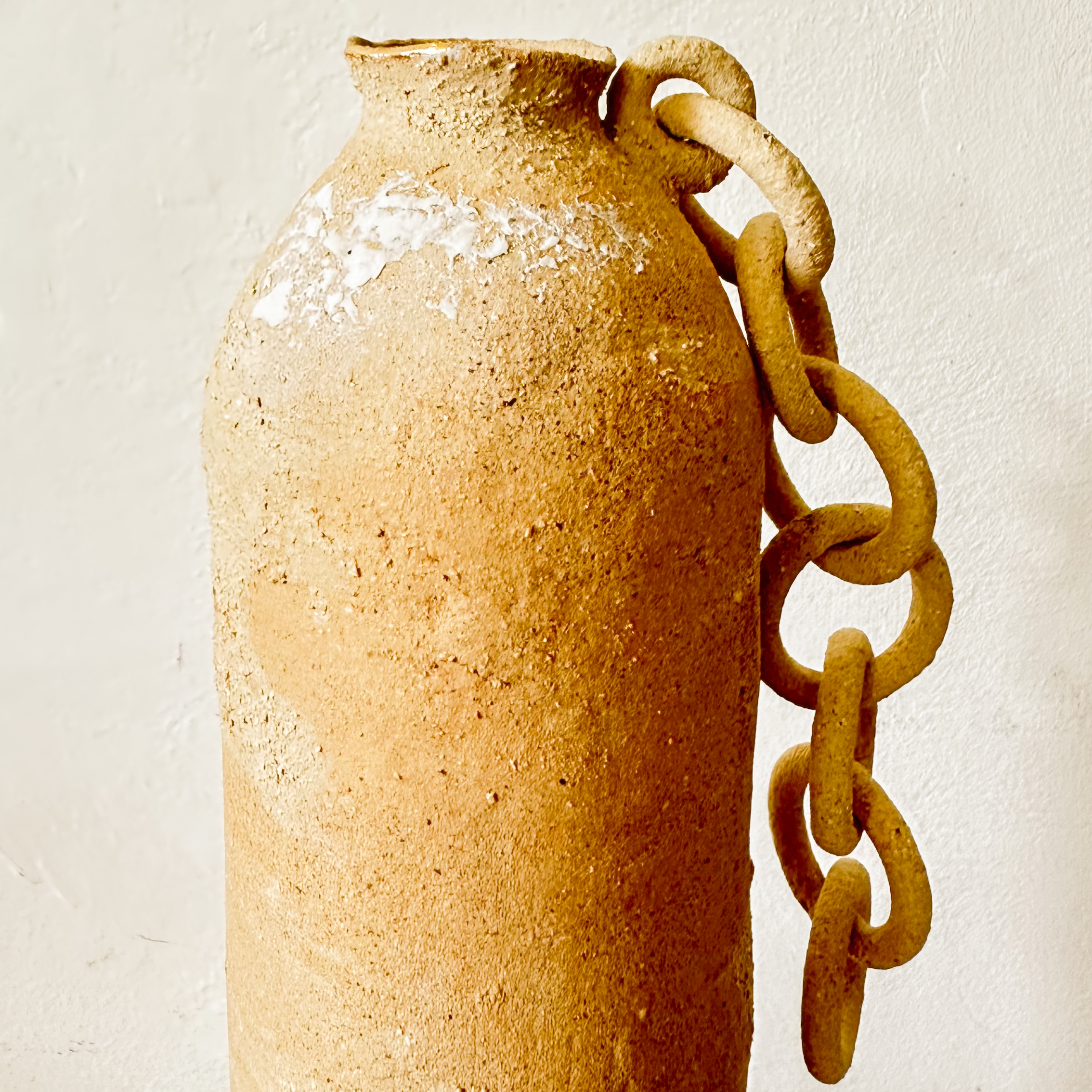 Vase Heme - en grès brut sable bords or et chaîne – Image 5