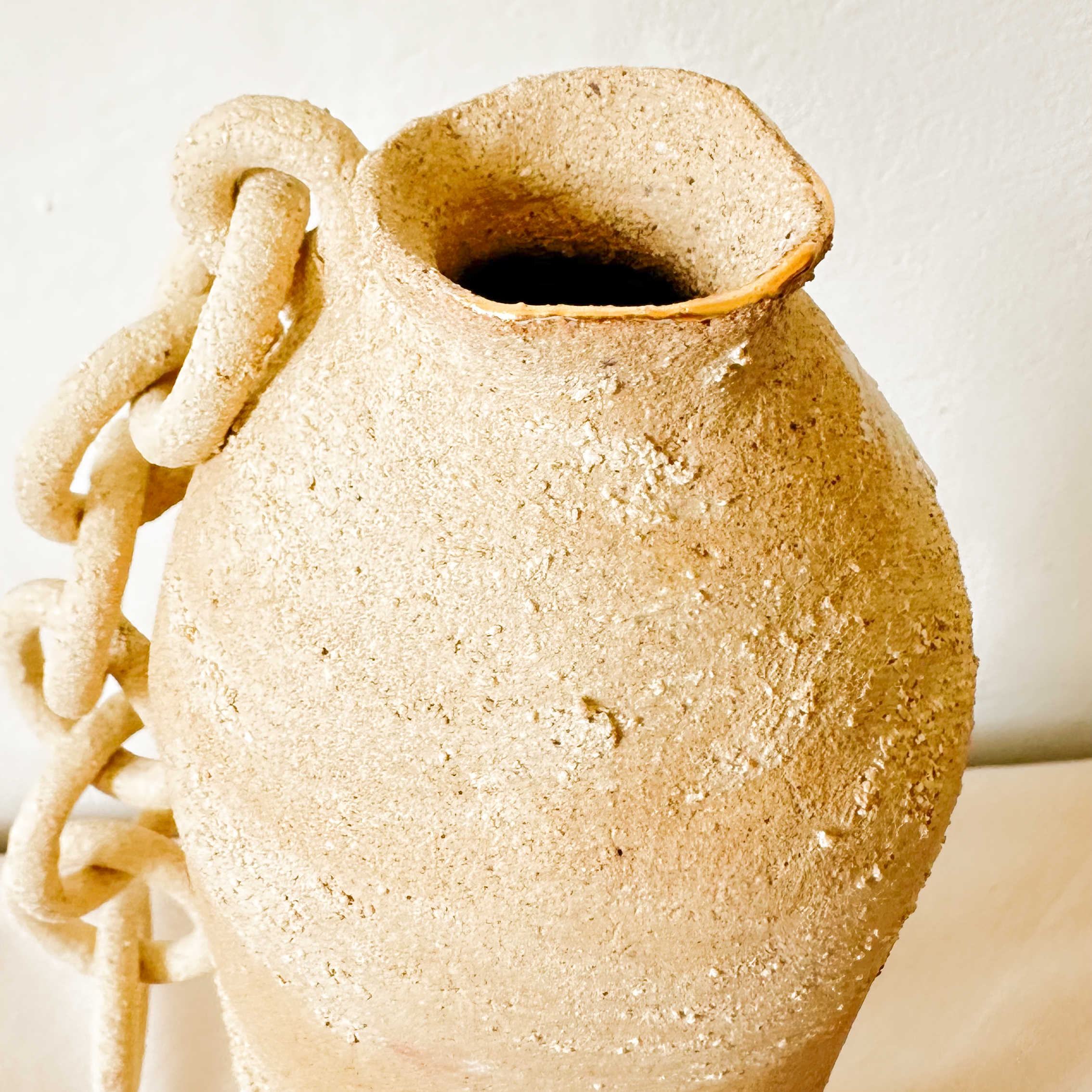Vase Heme - en grès brut sable bords or et chaîne – Image 2